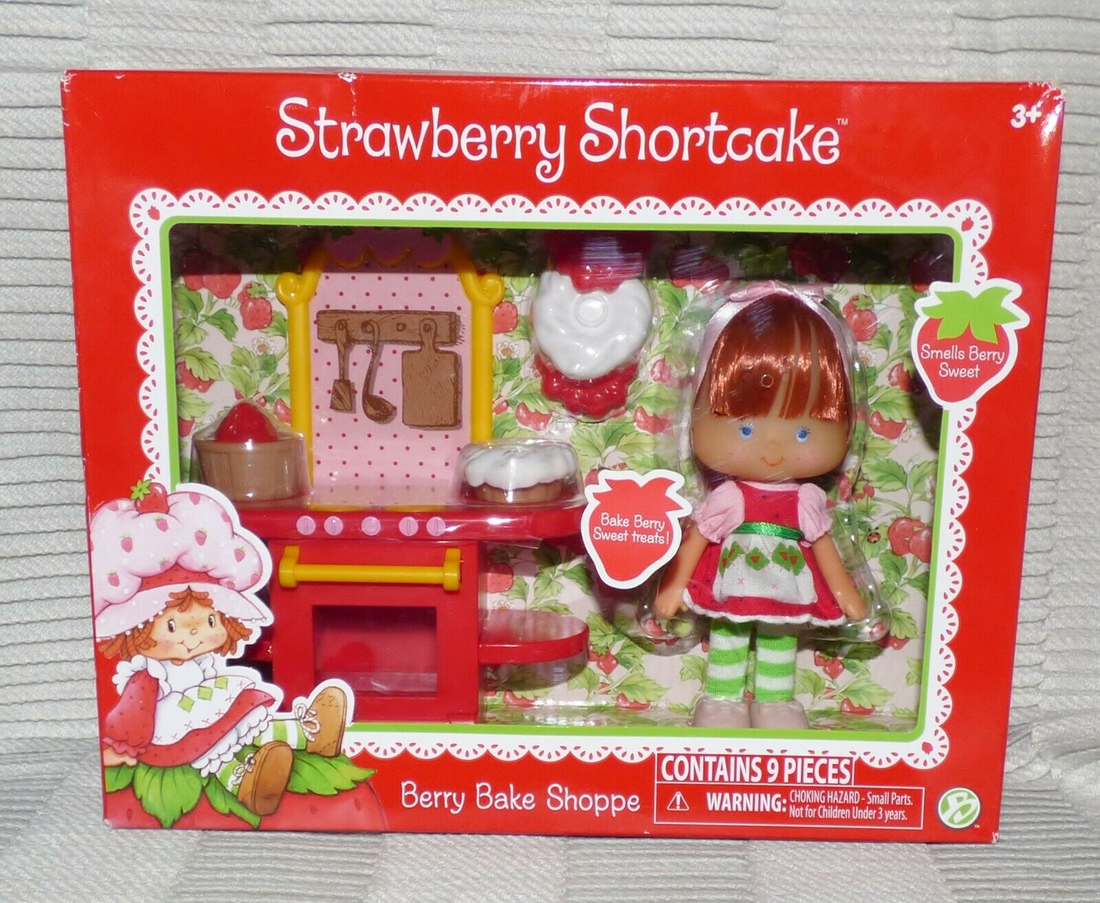 Nib 2016 Strawberry Shortcake 9-pc Berry Bake Shoppe 5.5" Doll, Stove, Cakes